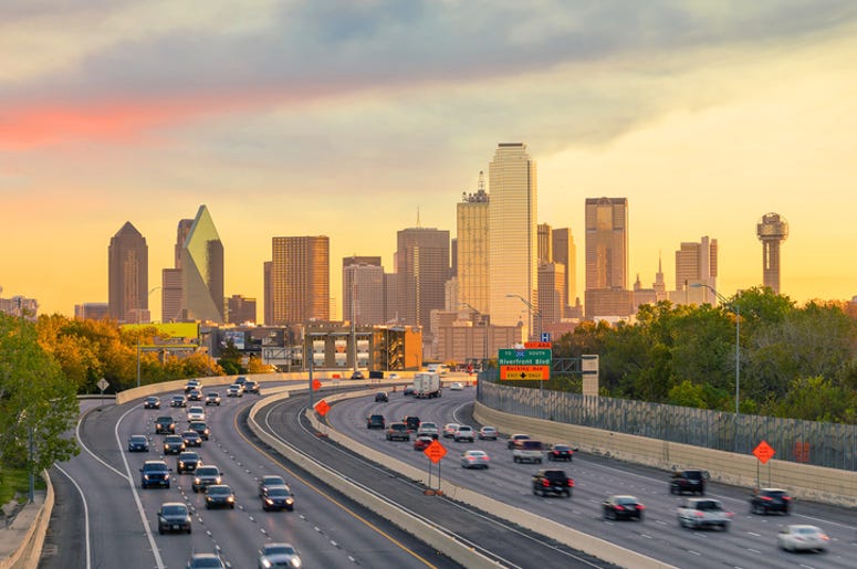 Si No Tienes Carro En Dallas – Fort Worth, Estas Fregadísimo Dallas downtown skyline at twilight, Texas USA