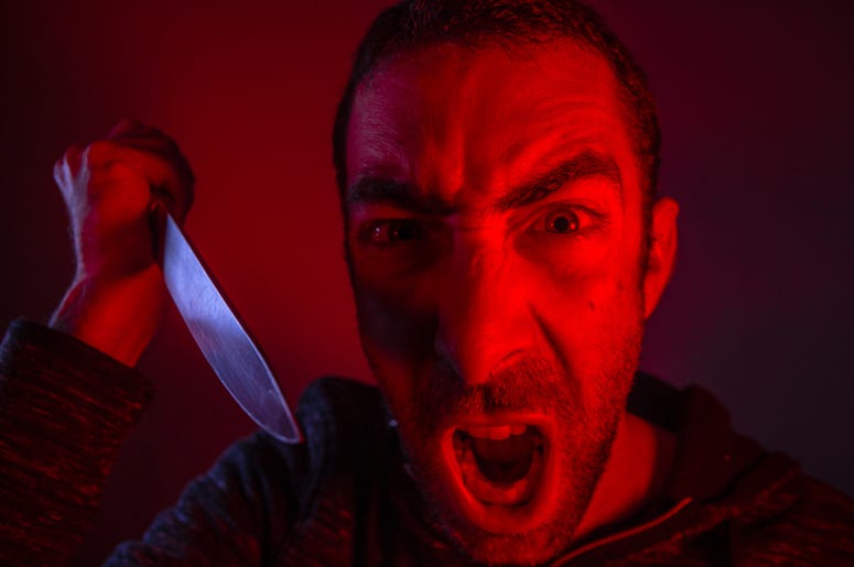 Hombre Es Acuchillado En El Ojo Por Lugar De Estacionamiento Aggressive man screaming out loud and swinging a knife. Close up portrait of a man with angry facial expression.