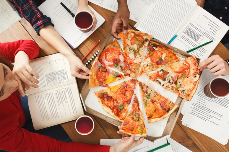 Instalan Cajero Automático De Pizzas En Pasillo De Universidad Pizza delivery. Happy people eating lunch at coworking office during break, crop, closeup