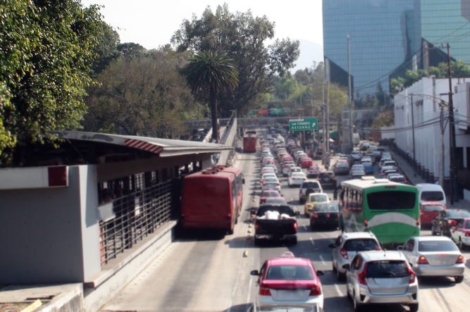 Asaltantes Roban Pasajeros De Combi Y Después Viaja Con Ellos Como Si Nada Mexico City Traffic Jam During Rush Hour And Tree Scenery In Mexico
