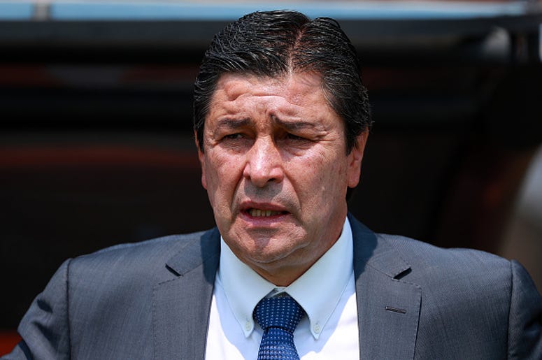El Nuevo Director Técnico de Chivas Es: Luis Fernando Tena Luis Fernando Tena, Head Coach of Queretaro looks on during the 17th round match between Pumas UNAM and Queretaro as part of the Torneo Clausura 2018 Liga MX at Olimpico Universitario Stadium on April 1, 2018 in Mexico City, Mexico.