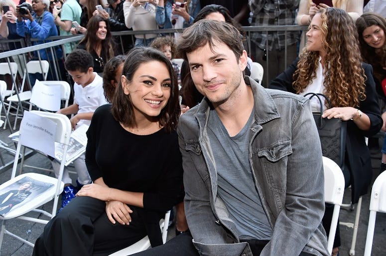 Ashton Kutcher Y Mila Kunis Se Enteran De Su Divorcio En Revista Actors Mila Kunis (L) and Ashton Kutcher at the Zoe Saldana Walk Of Fame Star Ceremony on May 3, 2018 in Hollywood, California.