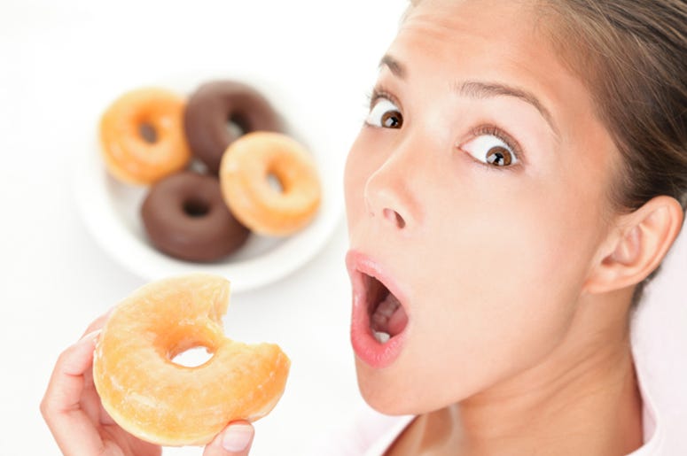 Cachan A Mujer De Fort Worth Robando Donas Y Sale Corriendo woman eating unhealthy food