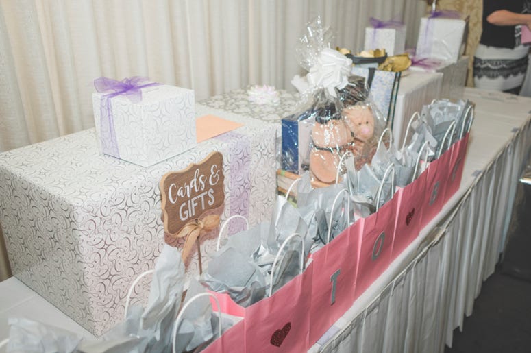 Mujer Texana Que Se Colaba A Bodas Para Robarse Regalos, Es Buscada Por La Policía Table of Bridal Shower Gifts