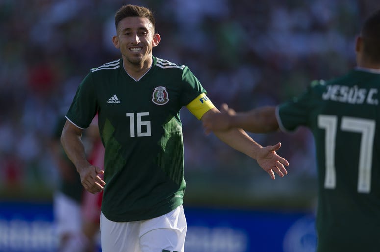 Héctor Herrera Se Burla de El Mismo En Frente De La Afición Del Porto Soccer: Mexico vs Wales