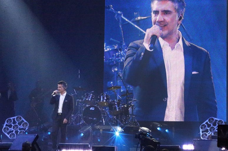 Alejandro Fernández Se Toca Mucho La Nariz En Concierto Y La Gente Piensa Mal Latin superstar Alejandro Fernandez performs Saturday night in the Don Haskins Center. Fernandez, son of famed Ranchero singer Vicente Fernandez, has sold more than 30 million albums worldwide.