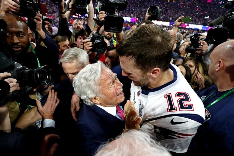 El Jefe De Tom Brady Arrestado Por Solicitar Sexo New England Patriots quarterback Tom Brady (12) celebrates with New England Patriots owner Robert Kraft after the Los Angeles Rams in Super Bowl LIII at Mercedes-Benz Stadium.