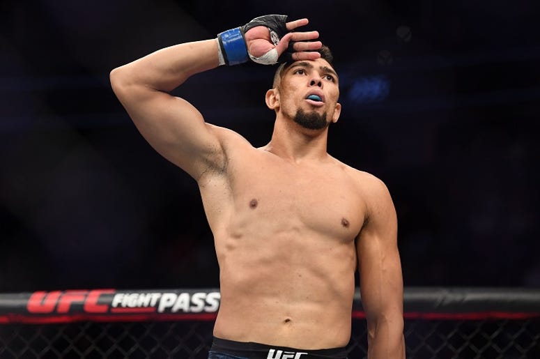 Peleador De La UFC Se Disloca El Hombro Festejando Que Ganó La Pelea Johnny Walker (blue gloves) defeats Misha Cirkunov (red gloves) during UFC 235 at T-Mobile Arena.