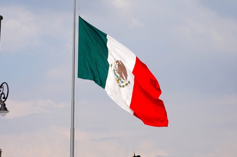 17 Años Tiene La Mexicana Superdotada Que Estudiara En Harvard Waving mexican flag at the center of the country in the mexico city main plaza, green white and red flag hanging in a metallic post, waving with the wind