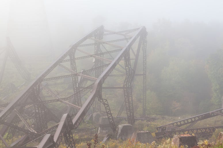 Decenas De Muertos Al Caer Un Puente En Autopista Italiana Collapsed Metal Framing from Bridge