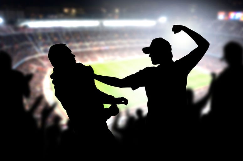 RECOMENDAMOS DISCRECIÓN: Fanáticos Del Monterrey Golpean Brutalmente A Fanático De Tigres. Fight in a football game crowd.