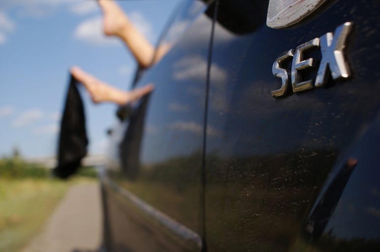 Pareja Teniendo Sexo Manejando En La Carretera Es Buscada Por La Policía Sex in the car