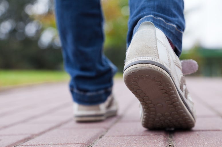 Lanzan Carísimos Tenis Tribaleros De Marca De Lujo Walking in sport shoes on pavement
