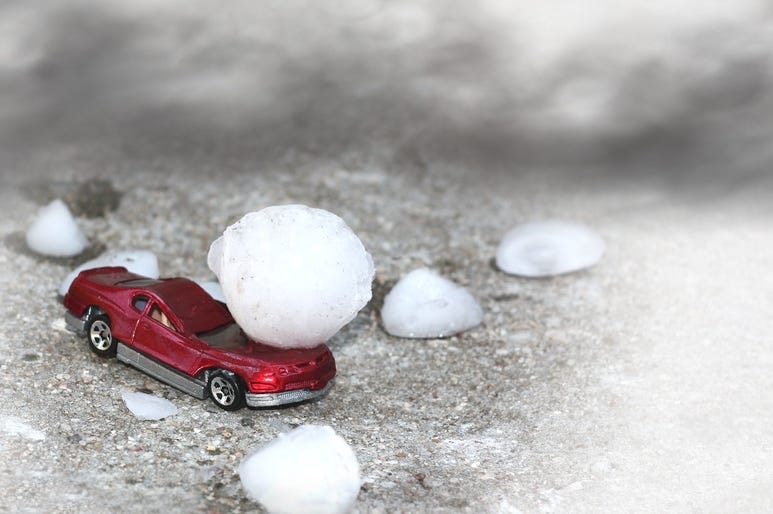 Destrozos En El Metroplex Por Granizo Del Tamaño De Pelotas De Béisbol. A rd car damaged by large hail