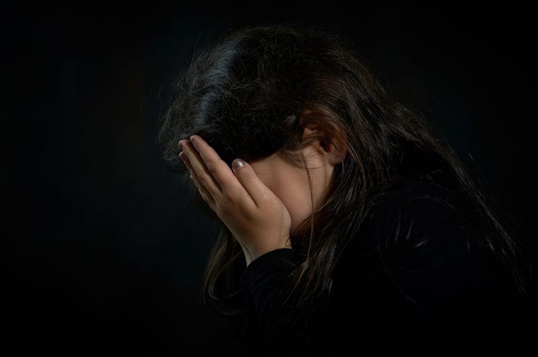 Desgarrador Audio De Los Niños Que Acaban De Ser Separados De Sus Padres En La Frontera Portrait of a crying girl. She is covering her face.