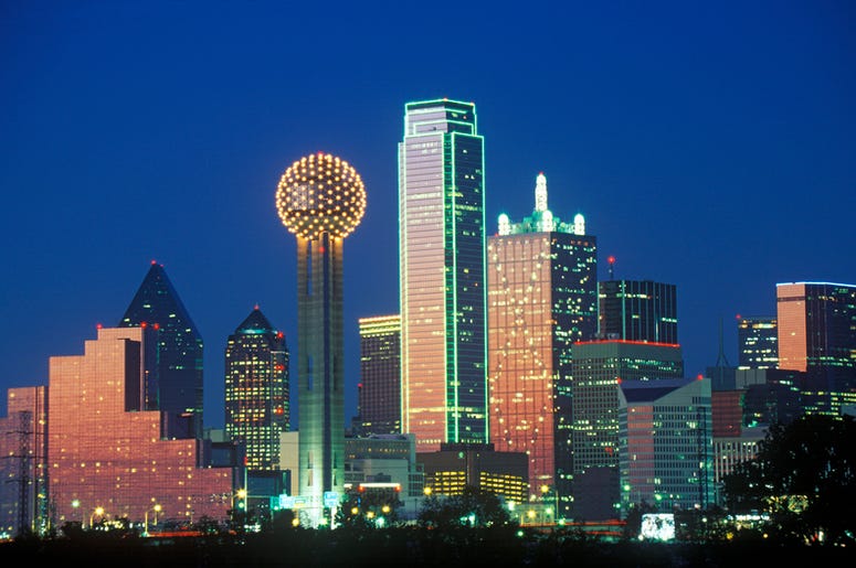 Pareja De Dallas Supo El Sexo De Su Bebé Con Las Luces De Un Edificio Del Centro Dallas, TX skyline at night with Reunion Tower. Cityscapes, lone.