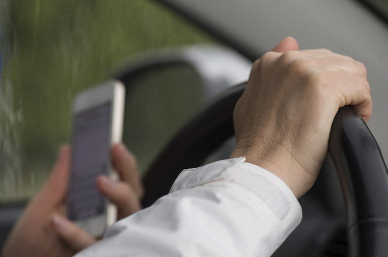 Estudiante De Carrolton Crea Aplicación Para Que Dejes De Textear Y Manejar Reading text message while driving a car