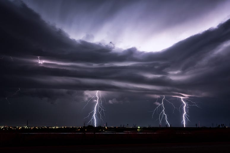 Amenaza De Tormenta Severa Para El Metroplex ¡Otra vez! Three lightning bolts striking at the same time from a stormy night sky near Snyder, Texas