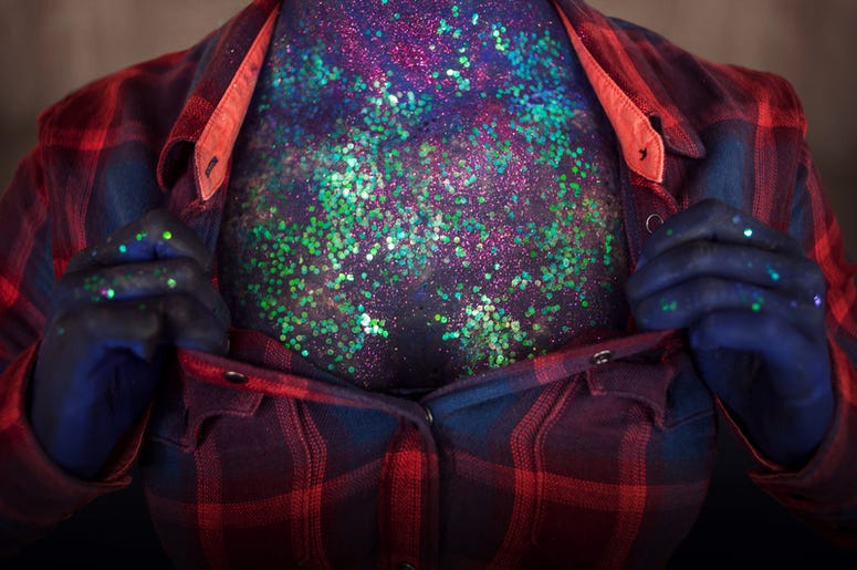 Mujeres Cubren Sus Partes Íntimas Con Brillantina Para Halloween Girl with blue skin unbuttons shirt on chest. Body painting, creative makeup, the image of a mutant
