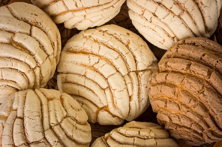 Panaderos De Querétaro Inventan La Manteconcha Mexican Conchas sweet bread. Dinner, food.