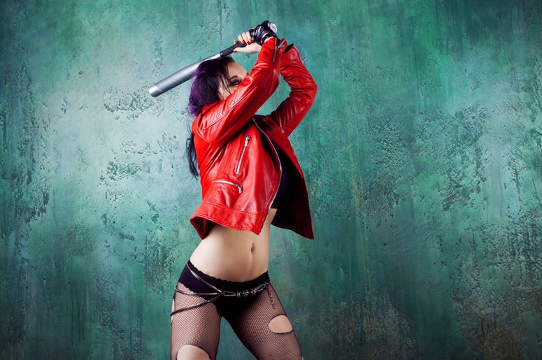 Colombiana Con Bate Sorprende A Su Marido Con La Amante En La Calle Aggressive punk woman strike someone with a bat, in red leather jacket. Grunge, bully.