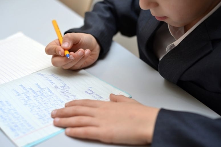 niño escribiendo carta niño escribiendo carta