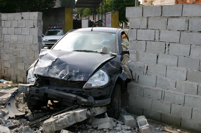 Camioneta Destroza Tienda De Celulares En Dallas A vehicle hit the wall