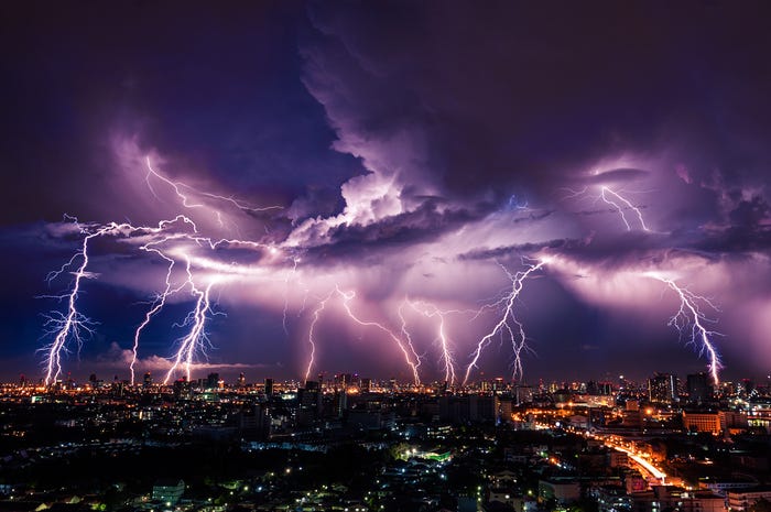 Peor Tormenta De Lo Que Se Esperaba Hoy En Dallas/Fort Worth Lightning storm over city in purple light