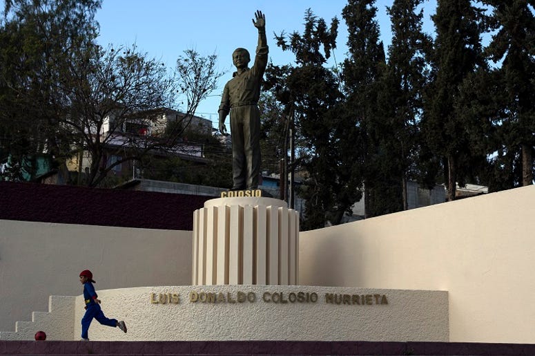 Mira El Primer Trailer De La Serie Que Cuenta El Asesinato De Colosio TIJUANA, March 22, 2014 (Xinhua) -- Image taken on March 21, 2014, shows a statue of the late presidential candidate of the Institutional Revolutionary Party (PRI, for its acronym in Spanish), Luis Donaldo Colosio, placed where he was murdered, in "Unit a