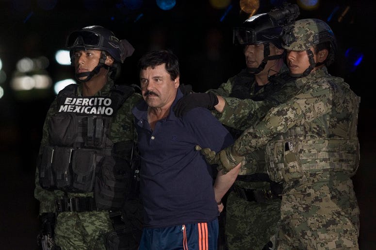 El Juicio Que Podría Dar Pena De Muerte A El Chapo Inicia Hoy Soldiers escort Joaquin Guzman Loera, alias "El Chapo", upon his arrival to the hangar of the Attorney General's Office, in Mexico City, capital of Mexico, on Jan. 8, 2016