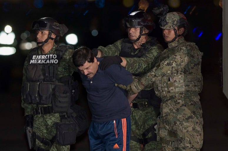 El Chapo Guzman Intento Asesinar A Su Piloto Mientras Escuchaba Su Canción Favorita Soldiers escort Joaquin Guzman Loera, alias "El Chapo", upon his arrival to the hangar of the Attorney General's Office, in Mexico City, capital of Mexico, on Jan. 8, 2016. After an early morning raid in northwestern Mexico's Sinaloa State's town of Los