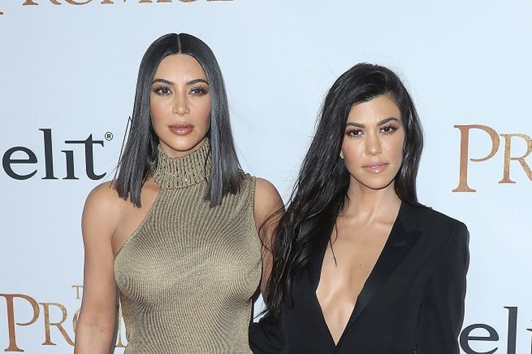 Kim y Kourtney Kardashian En Top Blanco Transparente Y Sin Brasier HOLLYWOOD, CA - APRIL 12: Kim Kardashian and Kourtney Kardashian at the premiere of "The Promise" at TCL Chinese Theatre on April 12, 2017 in Hollywood, California.