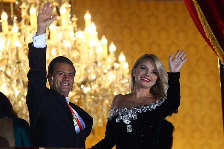 Angélica Rivera Sale De La Presidencia, Pero La Gaviota Regresa A La Televisión Mexicana Mexican President Enrique Pena Nieto (L) and his wife Angelica Rivera wave to people during the celebration of Mexico's Independence Day at the balcony of the National Palace in Mexico City, capital of Mexico, on Sept. 15, 2017.