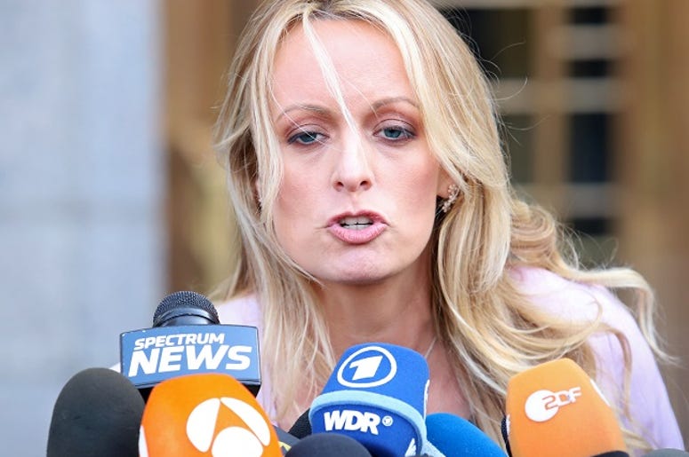 Stormy Daniels Demanda A Trump Mientras Se Desnuda En Dallas Stormy Daniels holds a press conference after leaving a federal court hearing in New York.