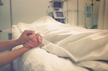 Adulto Sano De 34 Años De Dallas Muere De Flu Woman mourns her husband, who died in a hospital.