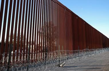 Migrantes Brincan Muro De Trump Con Una Simple Escalera A steel and concertina wire barrier runs along the border of the United States and Mexico on January 26, 2019 in Calexico, California. The U.S. government had been partially shut down as President Donald Trump battled congress for $5.7 billion in funding
