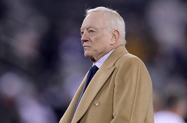 Jerry Jones Se Enojó En Entrevista Para 105. 3 FM The Fan Dallas Cowboys Owner, President and General Manager Jerry Jones walks on the field before the game against the New York Giants at MetLife Stadium on November 04, 2019 in East Rutherford, New Jersey.
