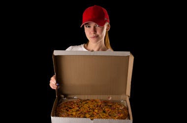 Pizzería En Dallas Entrega Pizza 24/7 A Todo El Metroplex young attractive girl with a pizza box isolated on black background