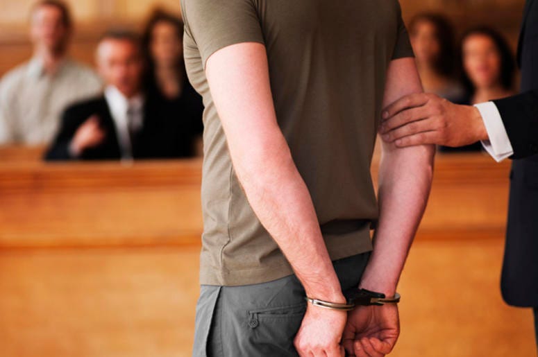 Hombre De Dallas Paso 17 Años En Prisión Por Error Handcuffed man standing in courtroom