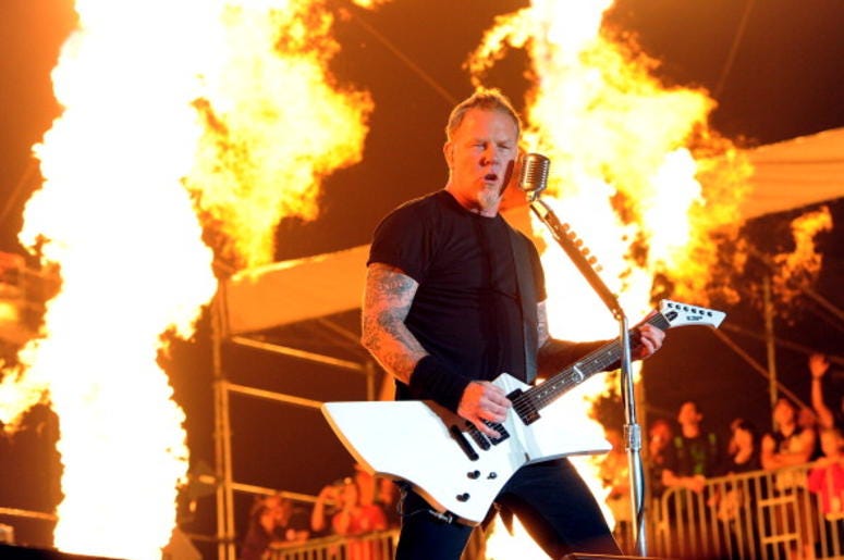 Metallica Salva Mujer De Las Garras De Un Puma Musician James Hetfield of Metallica performs onstage during The Big 4 held at the Empire Polo Club on April 23, 2011 in Indio, California. (Photo by Kevin Winter/Getty Images)