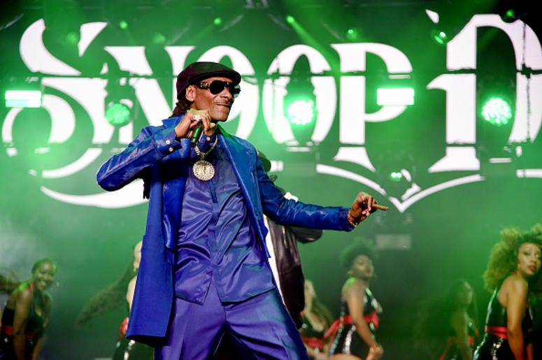 Snoop Dogg Paga Para Que Le Hagan Sus Porros De Mota noop Dogg performs onstage at STARZ Madison Square Garden "Power" Season 6 Red Carpet Premiere, Concert, and Party on August 20, 2019 in New York City.