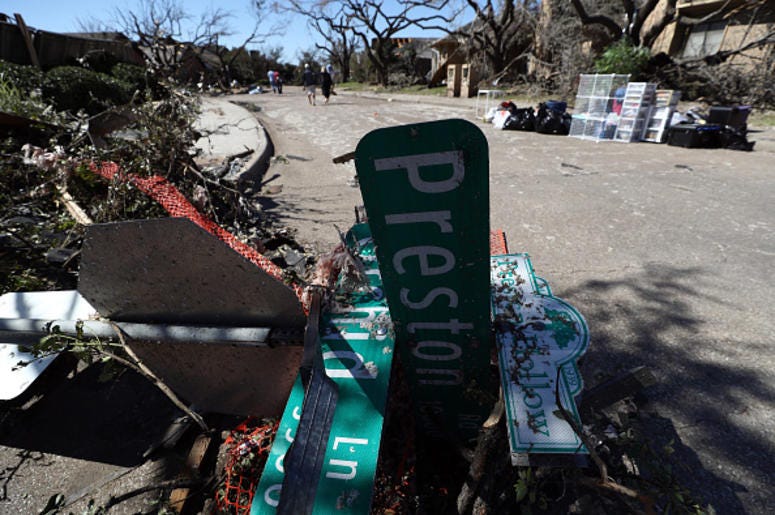 Tuvimos 9 Tornados La Noche Del Domingo En El Norte De Texas A fallen street sign in the Preston Hollow neighborhood on October 21, 2019 in Dallas, Texas. A tornado struck Sunday night causing major damage to homes, businesses and schools but no deaths or serious injuries have been reported.