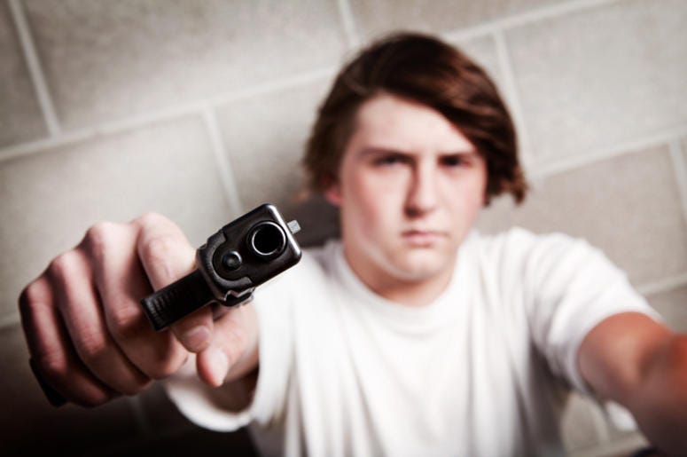 Adolescente De Fort Worth Le Dispara A Su Hermana y Huye teenager male angry - pointing gun at camera