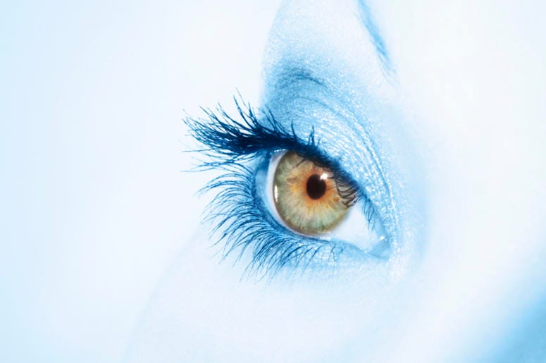 Influencer Se Tatúa Los Ojos De Color Azul Y Se Queda Ciega Beautiful woman eye close up