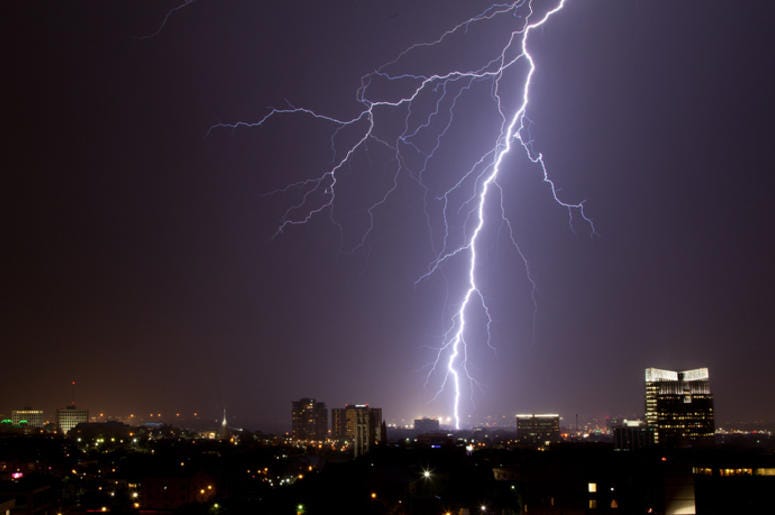 Un Rayo Cayó En Fort Worth Y Dejó Un Hoyo De 15 Pies De Largo A single lightning bolt in Fort Worth Texas