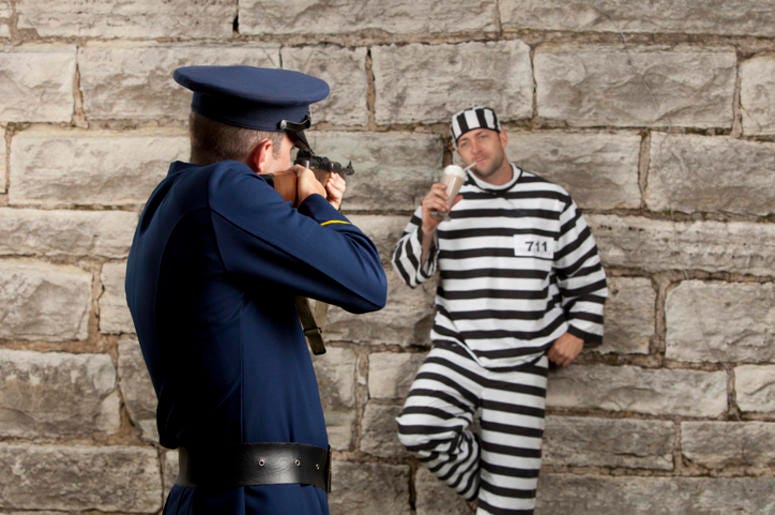 Prisioneros De Texas Escapaban Para Conseguir Whiskey Y Traerlo A Su Celda Facing the Firing Squad with a milkshake