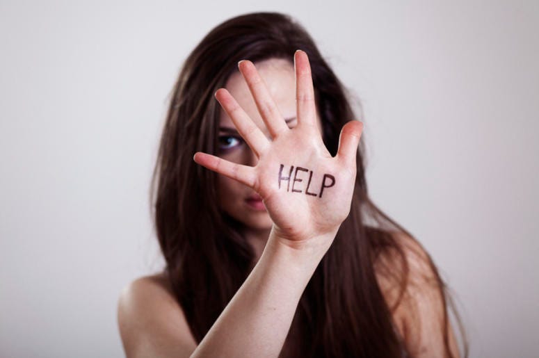 Jovencita De Fort Worth Supuestamente Secuestrada, Comparte Video Negándolo HELP written on hand.HELP written on hand.