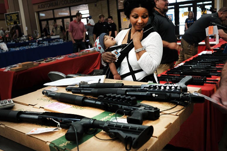 La Alcaldesa De Fort Worth Quiere Ley De Verificación De Antecedentes De Armas A woman admires weapons at a gun show where thousands of different weapons are displayed for sale on July 10, 2016 in Fort Worth, Texas. The Dallas and Forth Worth areas are still mourning the deaths of five police officers last Thursday evening by a lone