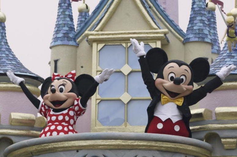 Familia Se Pelea A Golpes En Disneylandia Disney characters Mickey Mouse and Minnie Mouse perform during the parade at Hong Kong Disneyland on September 11, 2005 in Hong Kong. The new theme park is scheduled to have its grand opening September 12