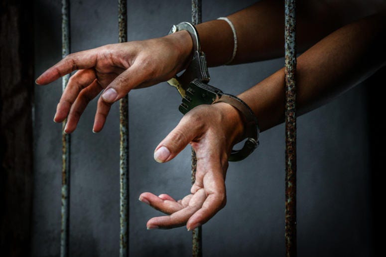 6 Años de Cárcel A La Mamá De Dallas Que Abusó Medicamente De Su Hijo Prisoner in prison with handcuff